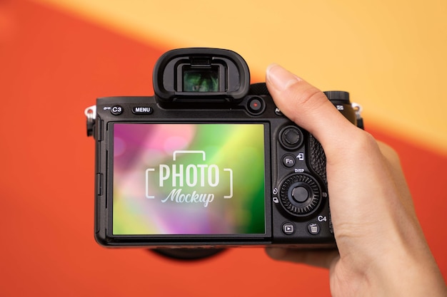 PSD hand met camera met oranje achtergrond