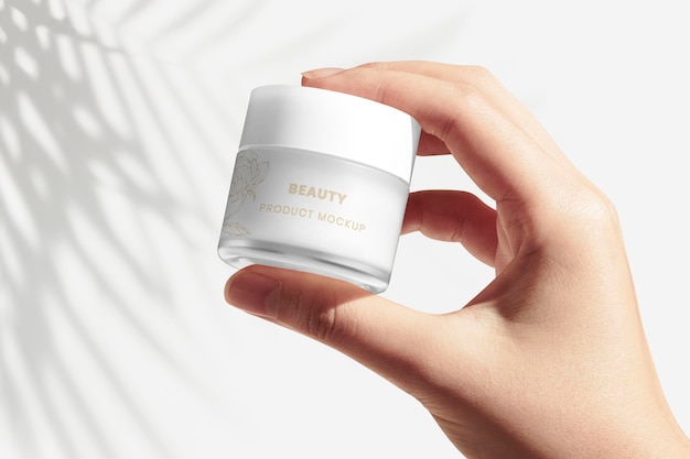 Hand met cosmetische pod mockup