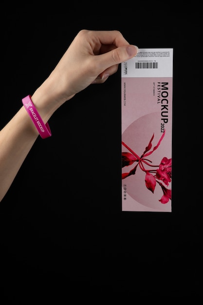 Hand met mock-up muziekfeest armband en ticket