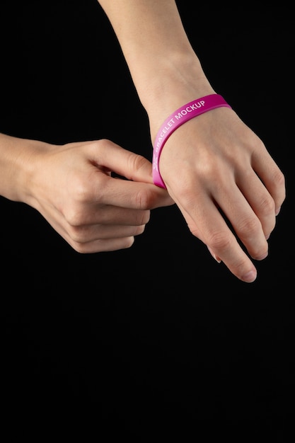 PSD hand met mock-up muziekfeest armband