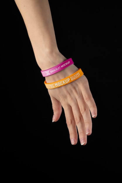 PSD hand met mock-up muziekfeest armband