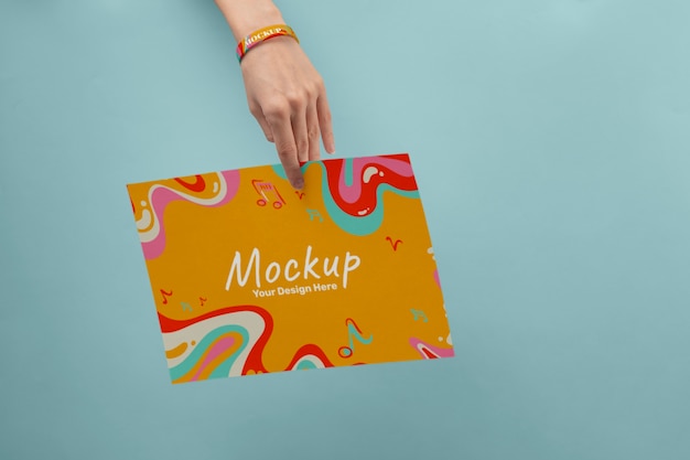 Hand met mock-up muziekfestivalarmband met concertpromotie