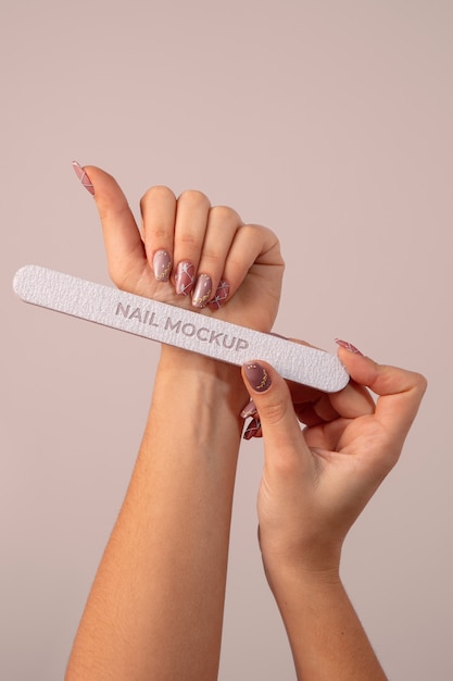 Hand met nagels mockup