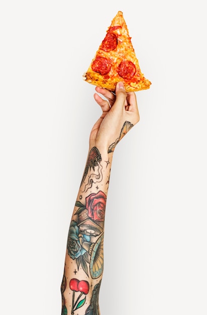 Hand met pizza