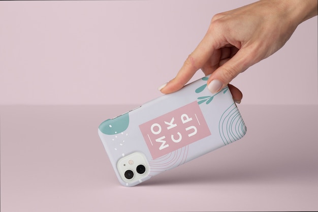 PSD hand met smartphone met mock-up telefoonhoesje