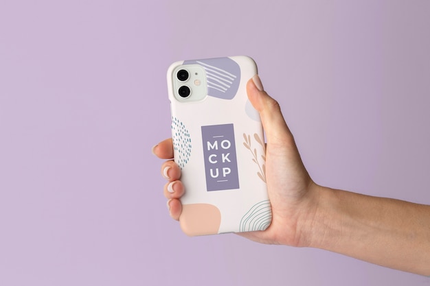 PSD hand met smartphone met mock-up telefoonhoesje