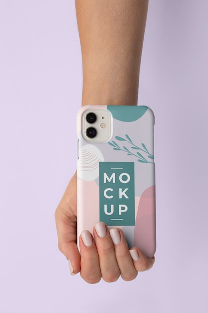 PSD hand met smartphone met mock-up telefoonhoesje