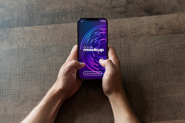 Hand met telefoonschermmodel