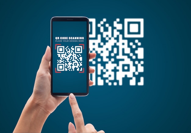 Рука с помощью мобильного смартфона сканирует QR-код