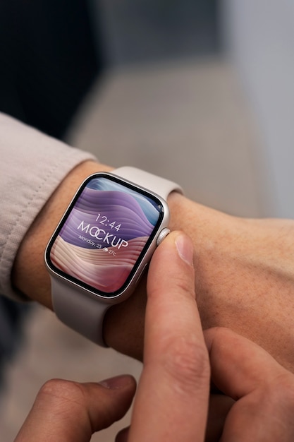 PSD mockup di smartwatch da indossare a mano