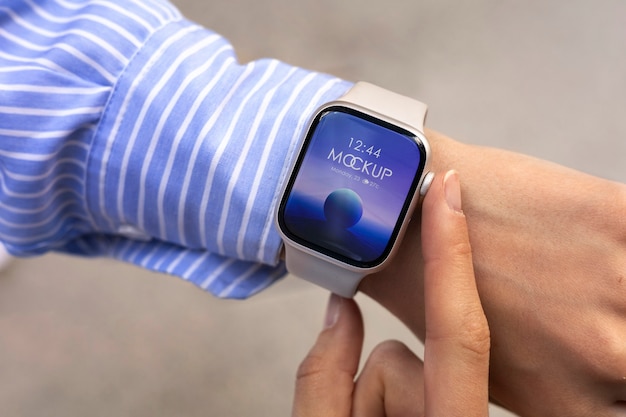 Mockup di smartwatch da indossare a mano