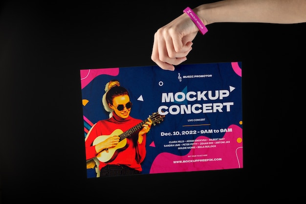 PSD mano con il braccialetto della festa della musica che tiene la promozione del mock-up