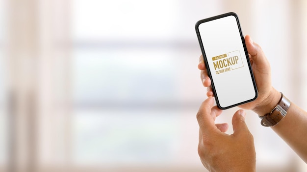 Handen die mockup-smartphone hebben en aanraken