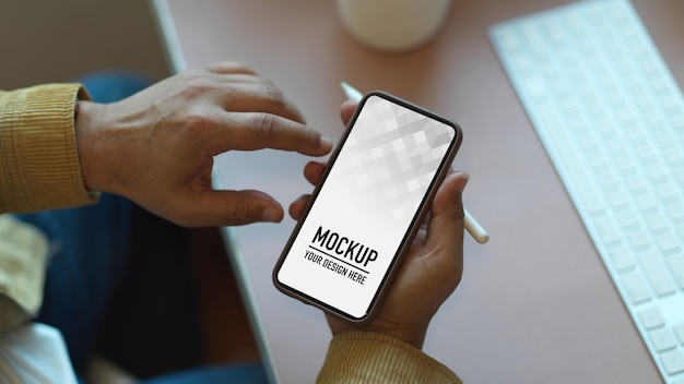 PSD handen met behulp van smartphonemodel op werktafel