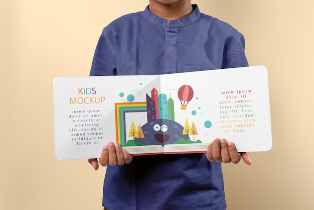 PSD handen met kinderboek mockup