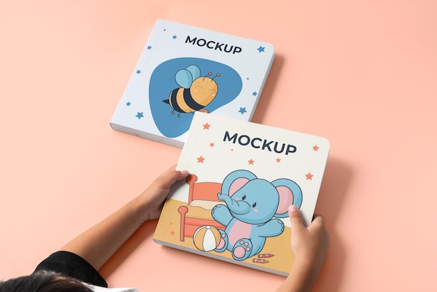 PSD handen met kinderboek mockup