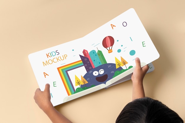 PSD handen met kinderboek mockup