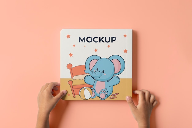 PSD handen met kinderboek mockup