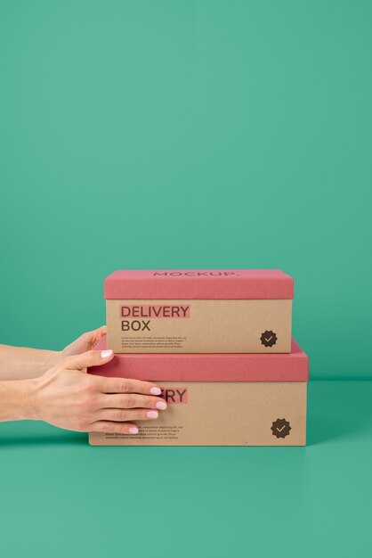 Handen met mailing boxes mockup