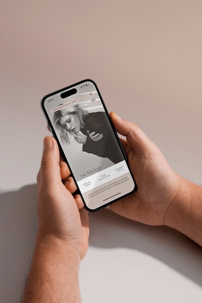 Handen met mobiele mockup