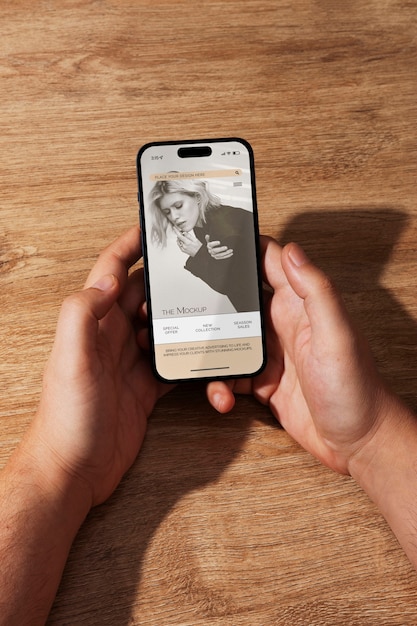 Handen met mobiele mockup