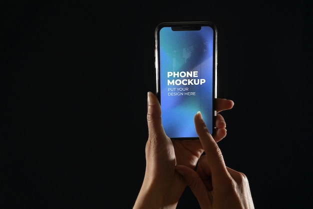 PSD handen met smartphone-apparaatmodel op gekleurde achtergrond