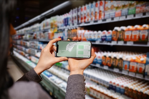 PSD handen met smartphone in de supermarkt
