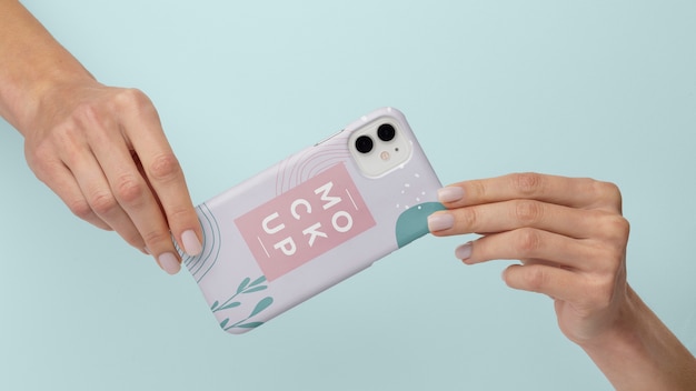 Handen met smartphone met mock-up telefoonhoesje