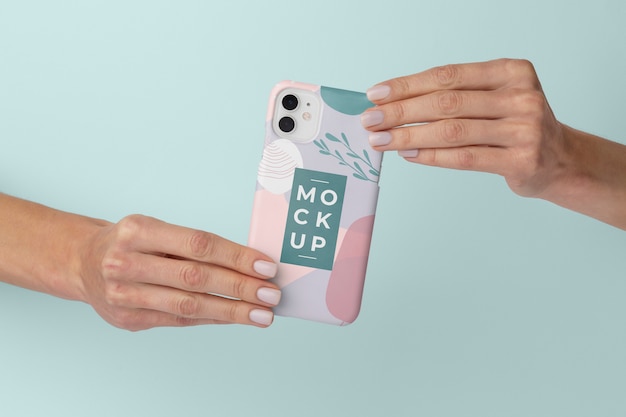 Handen met smartphone met mock-up telefoonhoesje