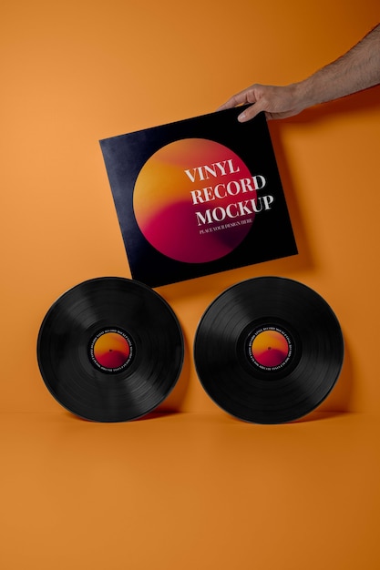 PSD mani che tengono la copertina del disco in vinile con sfondo arancione