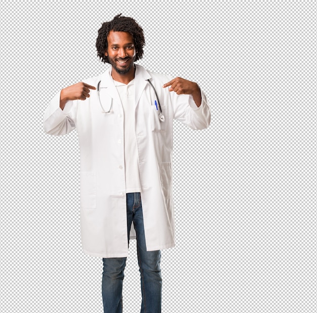 Medico afroamericano bello fiero e sicuro, indicante le dita