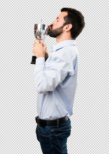 Bell'uomo con la barba che tiene un trofeo