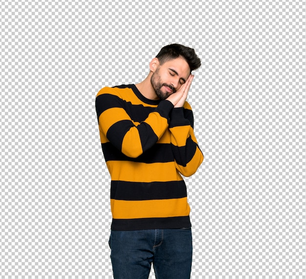 PSD uomo bello con il maglione a strisce che fa gesto di sonno nell'espressione dorable