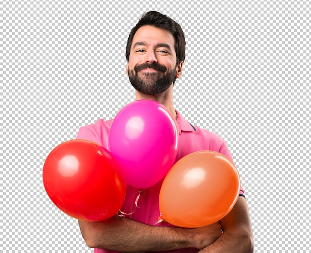 Красивый молодой человек держит воздушные шары
