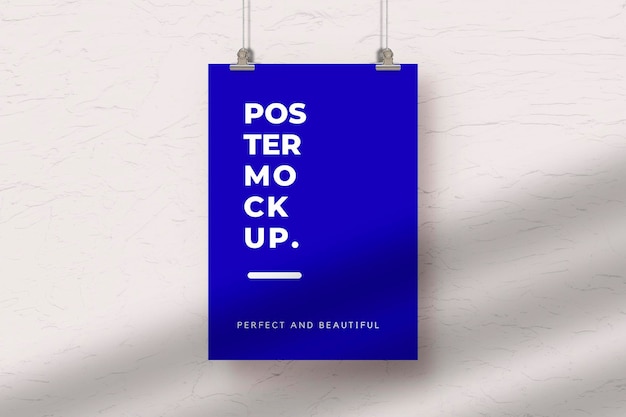 Hangend effect blauwe poster mockup op textuurachtergrond met schaduwoverlay