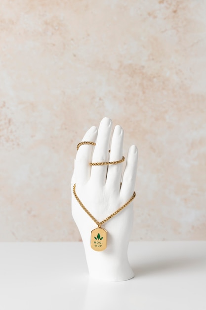 Hanger sieraden medaillon op hand sculptuur