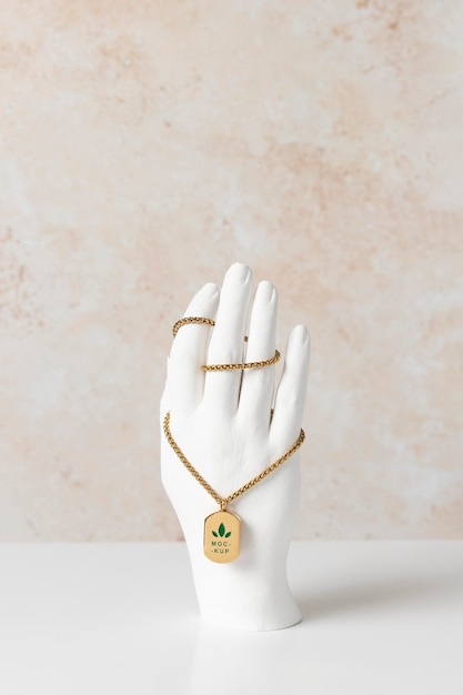 Hanger sieraden medaillon op hand sculptuur