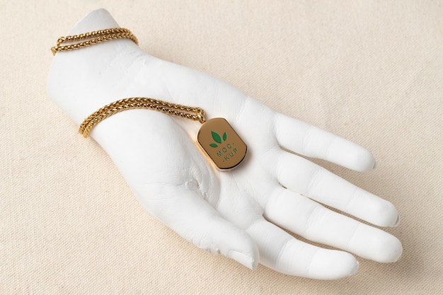 Hanger sieraden medaillon op hand sculptuur
