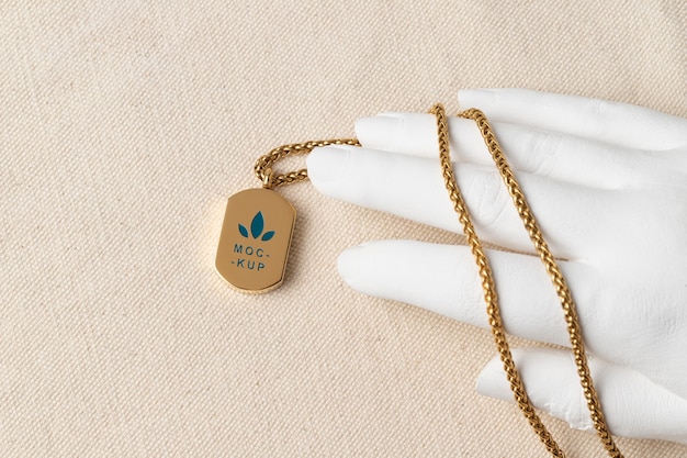 Hanger sieraden medaillon op hand sculptuur
