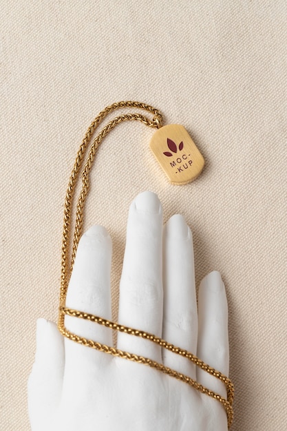 Hanger sieraden medaillon op hand sculptuur