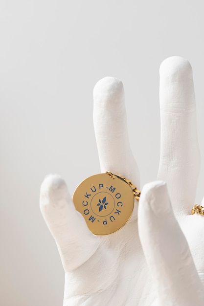 Hanger sieraden medaillon op hand sculptuur