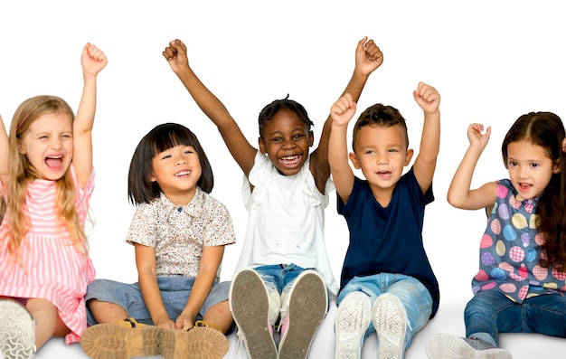 Gruppo di felicità di bambini carini e adorabili