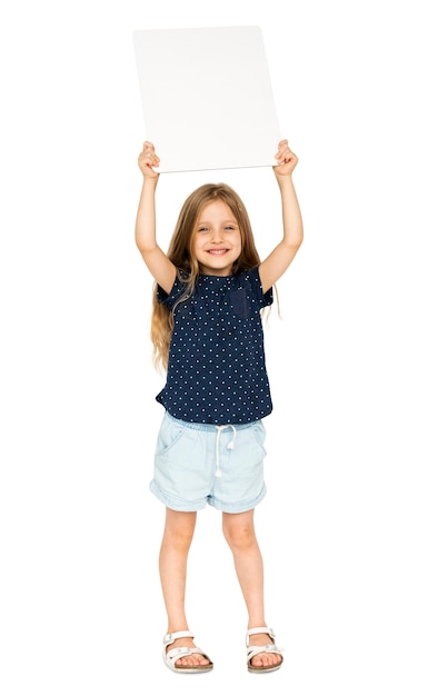 Bambina di felicità che sorride tenendo cartello in bianco