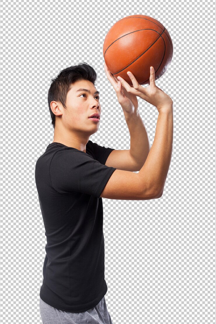 PSD バスケットボールを持つ幸せな中国スポーツ男