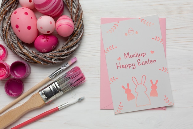 Design mockup di carta di buona pasqua con uova di pasqua