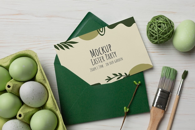 Design mockup di carta di buona pasqua con uova di Pasqua