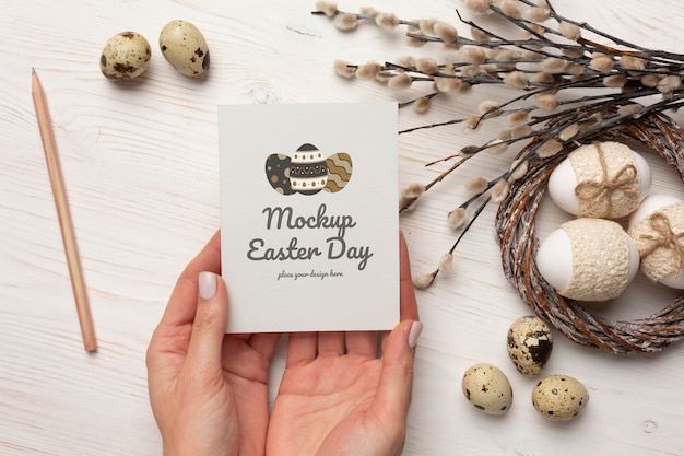 Design mockup di carta di buona pasqua con uova di pasqua