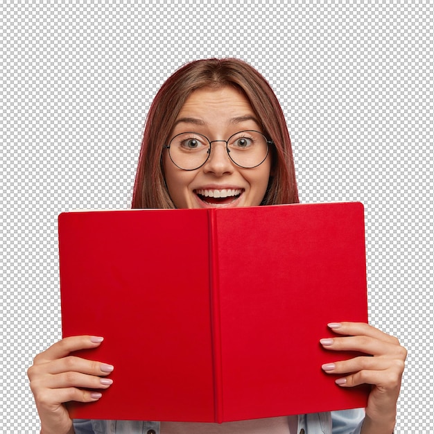 眼鏡をかぶった幸せなヨーロッパの女性学生は,ポジティブな表情を持ち,赤い本を握り,大学で試験を成功裏に通過したことを喜び,ピンクの壁に隔離され,読み書きを学ぶ人々