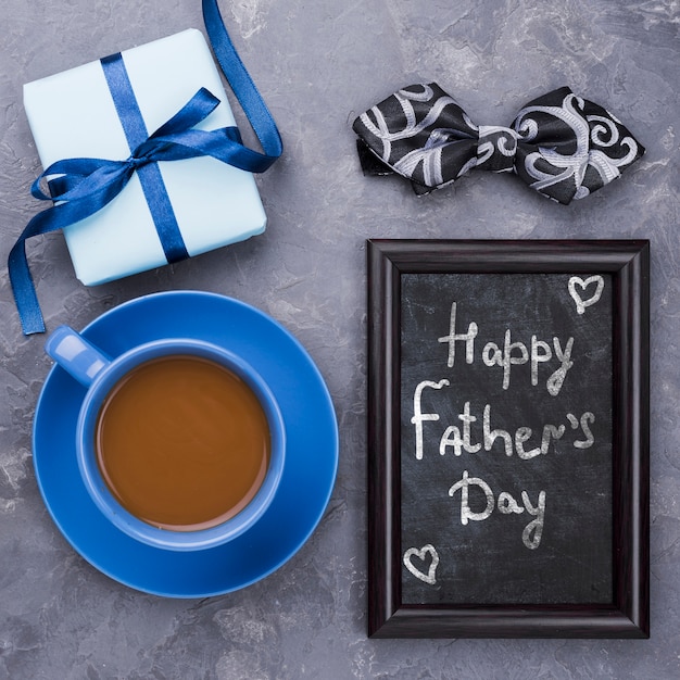 Felice festa del papà con telaio e tazza di caffè