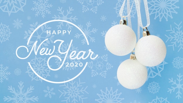 Felice nuovo anno 2020 con palla di natale bianco su sfondo blu